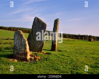 Ballochroy Standing Stones, Kintyre, Schottland, UK, Blick SW auf eine freiliegende Grabkammer. Eine bronzezeitliche (1800BC) astronomische Ausrichtung NE-SW. Stockfoto