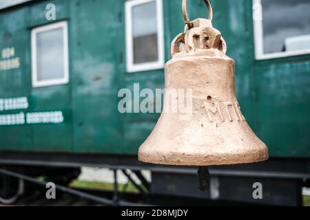 Bronzeglocke am Bahnhof in Nischni Nowgorod , die Glocke wird verwendet, um das Signal zu sagen, um den Zug zu entlassen, Vintage russischen Zug Hintergrund. Stockfoto