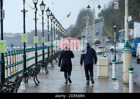 Stürmisches Wetter - Penarth, Wales Großbritannien. Oktober 2020. Das Met Office hat eine gelbe Wetterwarnung ausgegeben, als Sturm Aiden das Vereinigte Königreich schlägt. Wanderer trotzen dem Wind und Regen am Penarth Meer. Stockfoto