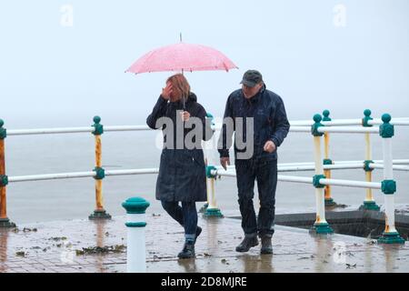 Stürmisches Wetter - Penarth, Wales Großbritannien. Oktober 2020. Das Met Office hat eine gelbe Wetterwarnung ausgegeben, als Sturm Aiden das Vereinigte Königreich schlägt. Wanderer trotzen dem Wind und Regen am Penarth Meer. Stockfoto