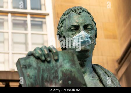 Statue von David Hume Philosoph mit Gesichtsmast auf der Royal Mile in Edinburgh, Schottland, Großbritannien Stockfoto