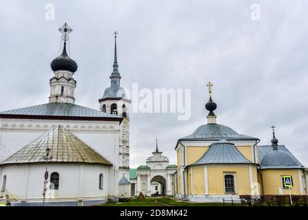 Malerische Herbstansicht des mittelalterlichen Fürbitte (Pokrovsky) Klosters in Susdal. Der Goldene Ring Russlands. Landschaftlich schöner Panoramablick auf die Fürbitte Con Stockfoto