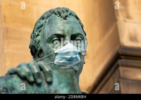 Statue von David Hume Philosoph mit Gesichtsmast auf der Royal Mile in Edinburgh, Schottland, Großbritannien Stockfoto