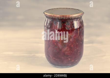 Hauskonservenieren: Rote Beete aus der Dose mit Gemüse für Borscht. Stockfoto