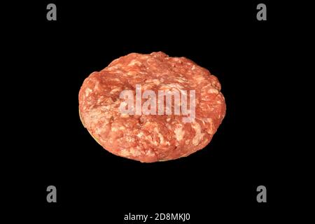 Rohes rohes Fleischschnitzel isoliert auf schwarzem Hintergrund Burger Zutat. Stockfoto
