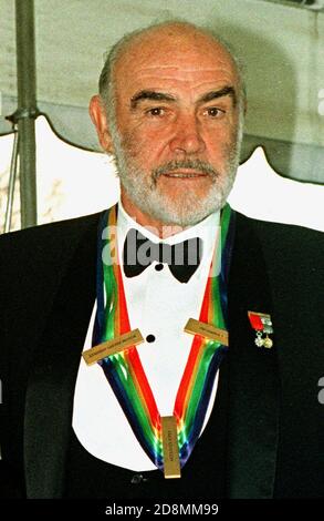 **DATEI FOTO** Sean Connery ist verstorben. Sean Connery kommt am 5. Dezember 1999 im Weißen Haus in Washington, DC an. Die Connerys waren in Washington, um Sean eine der 1999 Kennedy Center-Auszeichnungen zu erhalten.Quelle: Ron Sachs/CNP /MediaPunch Stockfoto
