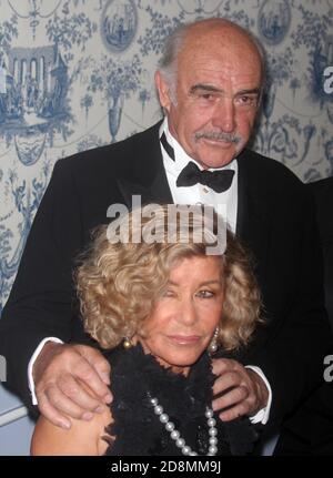 **DATEI FOTO** Sean Connery ist verstorben. Sean Connery und Ehefrau 2004 John Barrett/PHOTOlink.net/MediaPunch Stockfoto