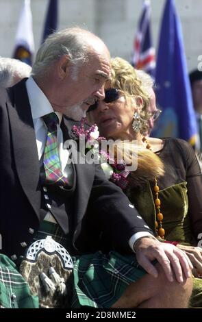 **DATEI FOTO** Sean Connery ist verstorben. Sir Sean Connery spricht mit seiner Frau, Lady Micheline Connery, über die Kapitolzeremonie am National Tartan Day der USA. Connery war am 5. April 2001 im Capitol in Washington, DC, um den William Wallace Award der American-Scottish Foundation zu erhalten.Quelle: Ron Sachs/CNP /MediaPunch Stockfoto