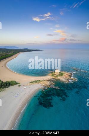 Luftaufnahme des alten Turms von Bari Sardo bei Sonnenuntergang, Nuoro Bezirk, Sardinien, Italien. Stockfoto