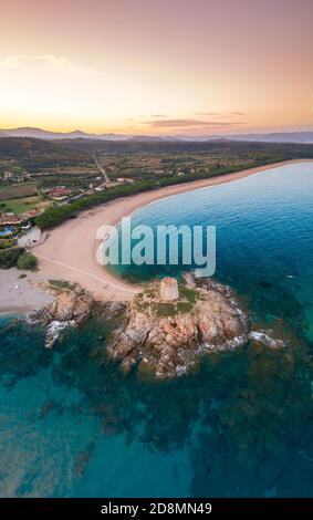 Luftaufnahme des alten Turms von Bari Sardo bei Sonnenuntergang, Nuoro Bezirk, Sardinien, Italien. Stockfoto