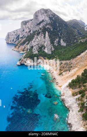 Luftaufnahme des schönsten Strandes Sardiniens, Cala Goloritzé, Orosei Golf, Nuoro Bezirk, Ogliastra, Sardinien, Italien. Stockfoto