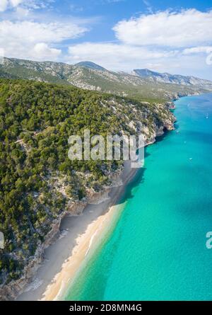 Luftaufnahme des herrlichen Strandes und der Höhlen von Cala Luna, Orosei Golf, Nuoro Bezirk, Ogliastra, Sardinien, Italien. Stockfoto