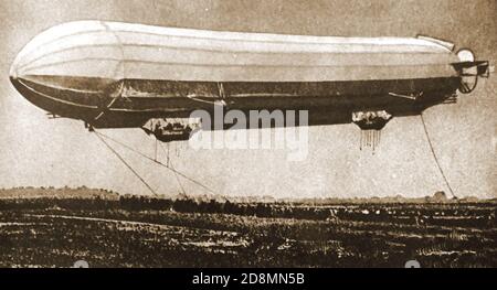 1909 Zeitungsbild von Zeppelin II, in diesem Jahr wurde sie in einem Sturm in einen Baum geblasen und nach einem Flug von 38 Stunden zerstört. Dieser Typ von starren Luftschiff ist nach dem deutschen Erfinder Graf Ferdinand von Zeppelin benannt. Zeppeline wurden erstmals 1910 von der Deutschen Luftschiffahrts AG (DELAG) kommerziell geflogen. Die kaiserliche Bundeswehr kaufte LZ 3 und LZ 5 von der Zeppelin Baugesellschaft ( Ferdinand von Zeppelin) und benannte sie in Z 1 bzw. Z II um Stockfoto