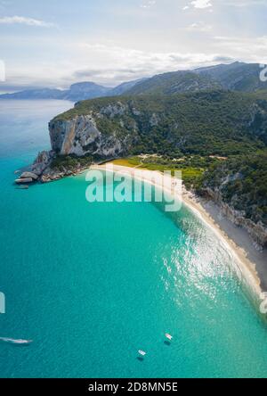 Luftaufnahme des herrlichen Strandes und der Höhlen von Cala Luna, Orosei Golf, Nuoro Bezirk, Ogliastra, Sardinien, Italien. Stockfoto