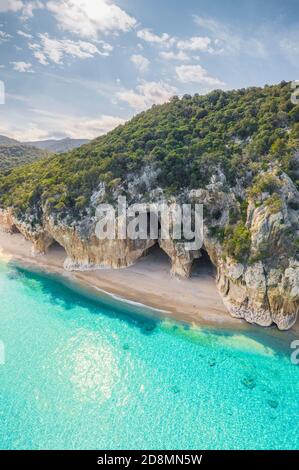 Luftaufnahme des herrlichen Strandes und der Höhlen von Cala Luna, Orosei Golf, Nuoro Bezirk, Ogliastra, Sardinien, Italien. Stockfoto