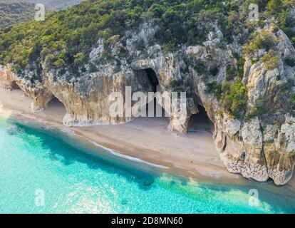 Luftaufnahme des herrlichen Strandes und der Höhlen von Cala Luna, Orosei Golf, Nuoro Bezirk, Ogliastra, Sardinien, Italien. Stockfoto