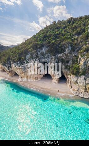 Luftaufnahme des herrlichen Strandes und der Höhlen von Cala Luna, Orosei Golf, Nuoro Bezirk, Ogliastra, Sardinien, Italien. Stockfoto