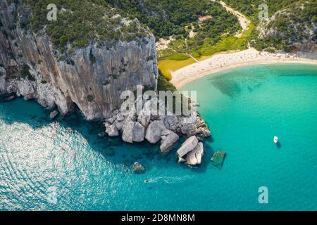 Luftaufnahme des herrlichen Strandes und der Höhlen von Cala Luna, Orosei Golf, Nuoro Bezirk, Ogliastra, Sardinien, Italien. Stockfoto