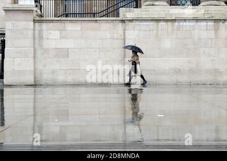 Trafalgar Square, London, Großbritannien. Oktober 2020. UK Wetter: Regen in London. Kredit: Matthew Chattle/Alamy Live Nachrichten Stockfoto