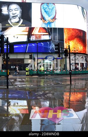 Piccadilly Circus, London, Großbritannien. Oktober 2020. UK Wetter: Regen in London. Kredit: Matthew Chattle/Alamy Live Nachrichten Stockfoto