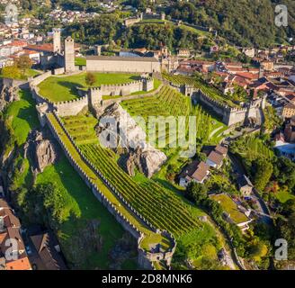 Luftaufnahme der mittelalterlichen Burgen von Bellinzona, UNESCO Weltkulturerbe, im Herbst bei Sonnenuntergang. Kanton Tessin, Schweiz. Stockfoto