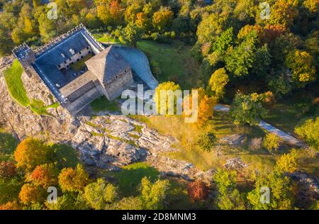 Luftaufnahme der mittelalterlichen Burgen von Bellinzona, UNESCO Weltkulturerbe, im Herbst bei Sonnenuntergang. Kanton Tessin, Schweiz. Stockfoto