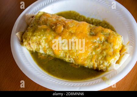 Frühstücksburrito mit Wurst, grünem Chili und Ei im mexikanischen Restaurant El Corral, Corona, Lincoln County, NM, USA Stockfoto