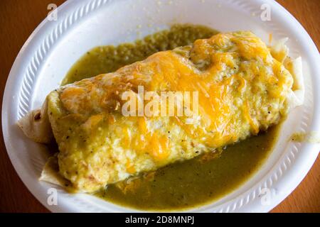 Frühstücksburrito mit Wurst, grünem Chili und Ei im mexikanischen Restaurant El Corral, Corona, Lincoln County, NM, USA Stockfoto