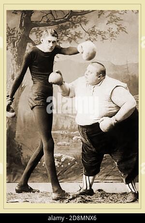 Eine amerikanische 'Freak Show'-Posteraufnahme aus dem späten 19. Jahrhundert, die für einen Boxkampf zwischen dem so kalierten 'größten (oder dünnsten) Mann der Welt' und dem 'fettesten' Mann der Welt wirbt. Stockfoto