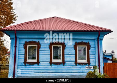 Haus im sibirischen Stil. Izba in Susdal. Izba ist eine traditionelle russische Landhauswohnung. Oft ein Blockhaus. Holzhaus. Stockfoto