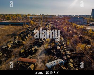 Alte rostige zerbrochene russische Militärwagen für Schrott im Industriegebiet, Luftaufnahme Stockfoto