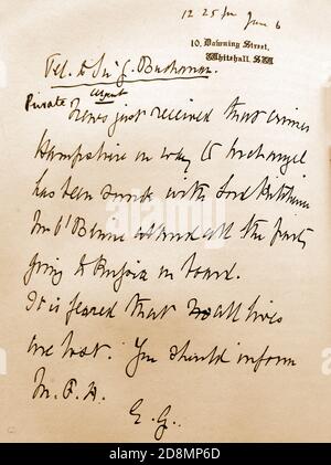 Eine Kopie des 1. Weltkrieges Telegramms von 10 Downing Street, London, die den Untergang des bewaffneten Kreuzers HMS Hampshire durch eine deutsche Mine vor Orkney, Schottland, am 5. Juni 1916 ankündigte. Von den 667 Offizieren und Männern an Bord überlebten nur 12. Es trug Field Marshall Lord Kitchener, (von 'Your Country Needs You' Plakatruhm), eine Schlüsselfigur im Ersten Weltkrieg. Er war auf dem Weg zu Gesprächen mit dem russischen Zaren, begleitet von Hugh James O’Beirn, einem fließend russisch sprechenden Diplomaten. Das schwer zu lesende Telegramm wird von Lloyd George, dem damaligen Staatssekretär für Krieg, paraphiert (nicht signiert), um bald Premierminister zu werden. Stockfoto