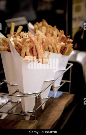 Nahaufnahme der Pommes in Papierkartons Stockfoto