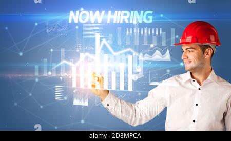 Gut aussehender Geschäftsmann mit Helm Zeichnung JETZT EINSTELLUNG Inschrift, Architektur Konzept Wipl Stockfoto