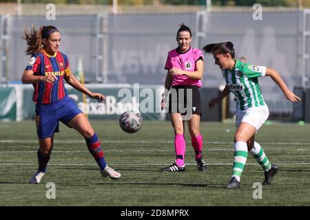 Sevilla, Spanien. Oktober 2020. Schiedsrichter während des Primera Iberdrola-Spiels zwischen Real Betis Frauenmannschaft und FC Barcelona Frauenmannschaft in Ciudad Deportiva Luis del Sol am 31. Oktober 2020 in Sevilla, Spanien. Quelle: Jose Luis Contreras/DAX/ZUMA Wire/Alamy Live News Stockfoto