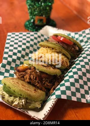 Guacamole Sandwiches mit Fleisch, Käse und Gemüse auf einem karierten Tuch Stockfoto