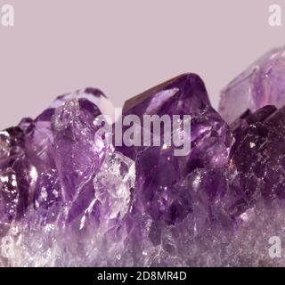 Echtes Makrofoto von Amethyst Naturkristall. Seitenansicht. Platz für eine Inschrift. Stockfoto