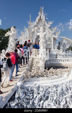 Wat Rong Khun Chiang Mai Thailand 12.10.2015 Weißer Tempel mit Hände aus der Hölle Stockfoto