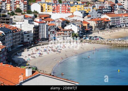 RAXO, SPANIEN - 28. AUGUST 2020: Luftaufnahme eines typischen galicischen Dorfes (Raxo) in der Ria de Pontevedra an einem bewölkten Sommermorgen. Stockfoto