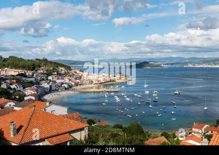 Luftaufnahme eines typischen galicischen Dorfes (Raxo) in der Ria de Pontevedra an einem bewölkten Sommermorgen. Stockfoto