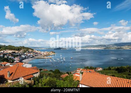 Luftaufnahme eines typischen galicischen Dorfes (Raxo) in der Ria de Pontevedra an einem bewölkten Sommermorgen. Stockfoto