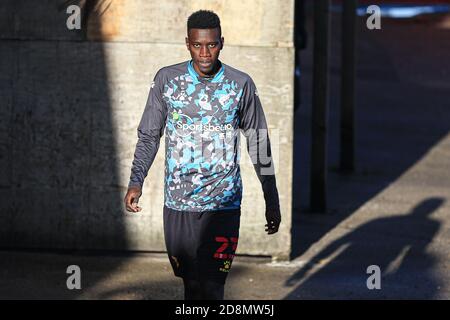 BARNSLEY, ENGLAND. 31. OKTOBER Watfords Ismaïla Sarr (23) betritt den Platz für die Aufwärmphase vor dem Sky Bet Championship-Spiel zwischen Barnsley und Watford in Oakwell, Barnsley am Samstag, 31. Oktober 2020. (Kredit: Emily Moorby - MI News) Kredit: MI Nachrichten & Sport /Alamy Live Nachrichten Stockfoto