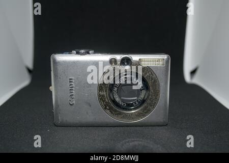 Eine alte funktionsfähige Canon IXUS 50 Digitalkamera isoliert in Ein schwarz-weißer Hintergrund Stockfoto