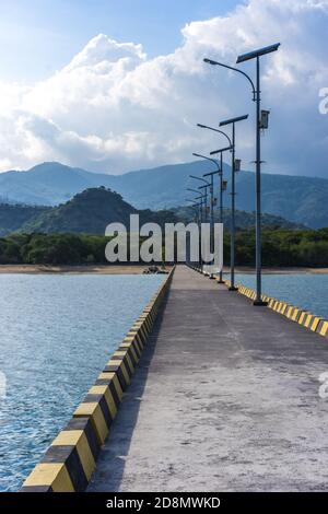 Neu gebaute lange Pier auf dem Meer mit Solarzellen und Licht, Green Power-Technologie in Asien Stockfoto