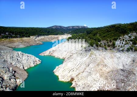 Der Stausee des Bimont-Staudamms auf niedrigem Niveau bei Aix-en-Provence, Frankreich Stockfoto