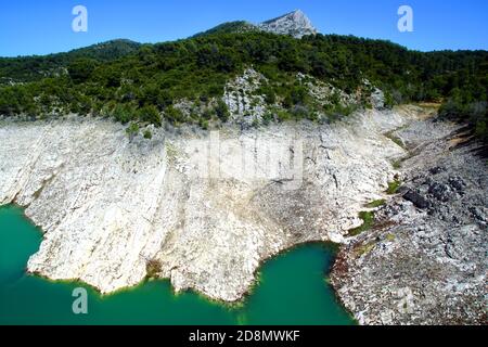 Der Stausee des Bimont-Staudamms auf niedrigem Niveau bei Aix-en-Provence, Frankreich Stockfoto