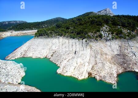 Der Stausee des Bimont-Staudamms auf niedrigem Niveau bei Aix-en-Provence, Frankreich Stockfoto