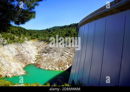 Der Stausee des Bimont-Staudamms auf niedrigem Niveau bei Aix-en-Provence, Frankreich Stockfoto