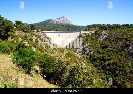 Der Bimont-Staudamm und der Berg Sainte-Victoire bei Aix-en-Provence, Frankreich Stockfoto
