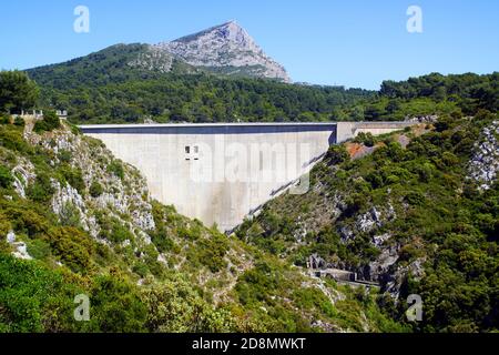 Der Bimont-Staudamm und der Berg Sainte-Victoire bei Aix-en-Provence, Frankreich Stockfoto